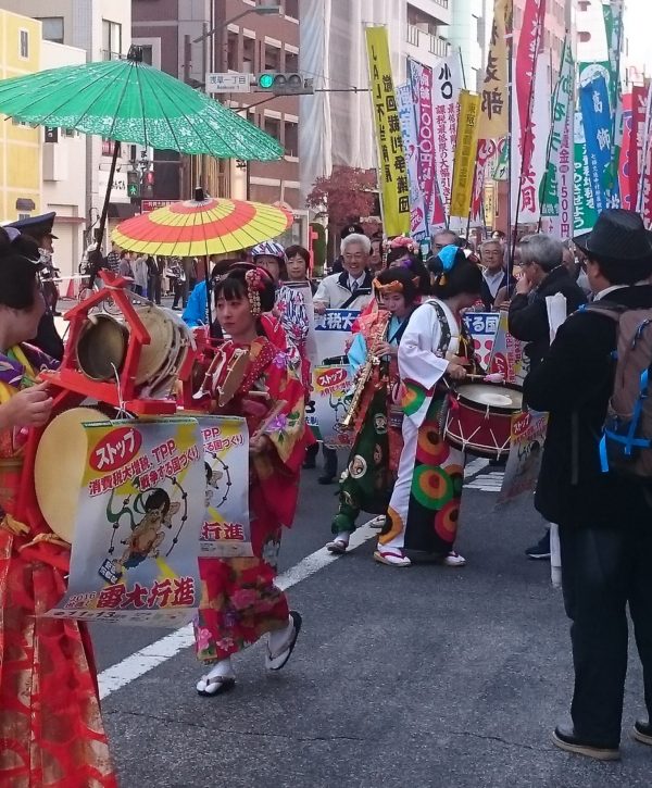 浅草の街を元気に練り歩き！！雷大行進に参加！！