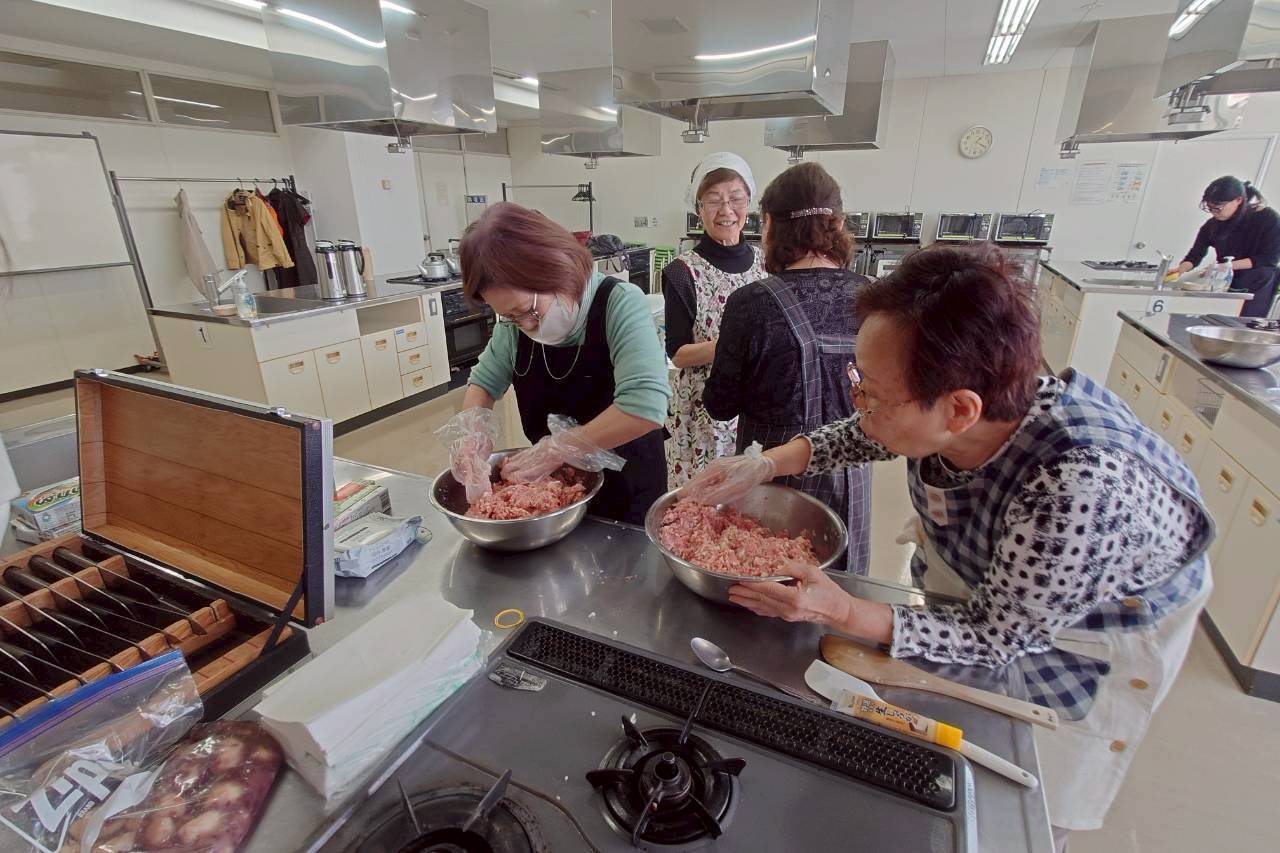 なかまと一緒に楽しく料理！婦人部「焼売を作る会」